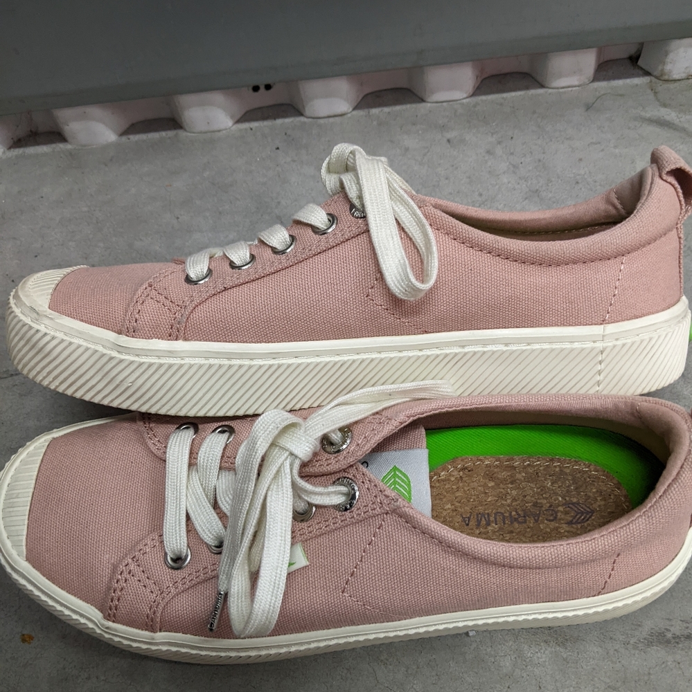 Cariuma Women's Low Top Canvas Sneakers Size 8
